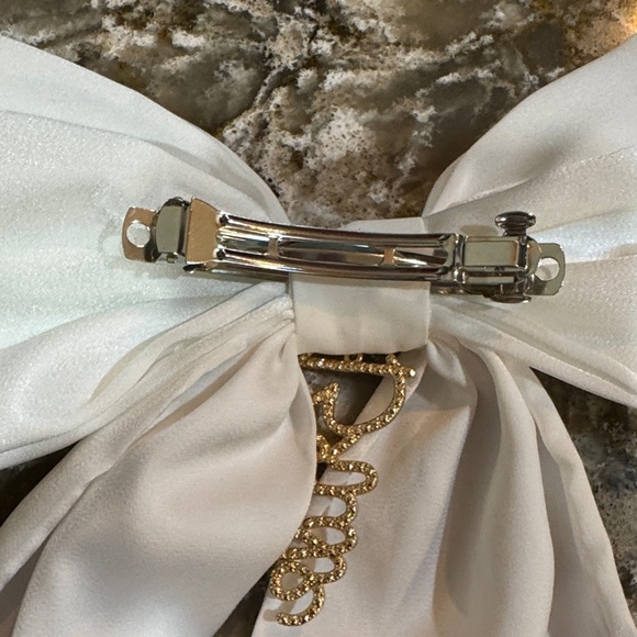 Elegant White “bride” Bow Hair Accessory - Picture 4 of 4